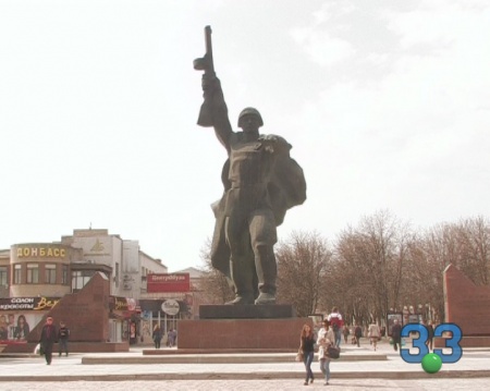 Улыбнись, солдат! Об открытии площади и монумента к сорокалетию Победы в Великой Отечественной войне 
